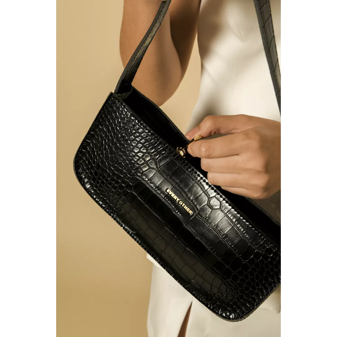 model-(12058-black-detail)-1