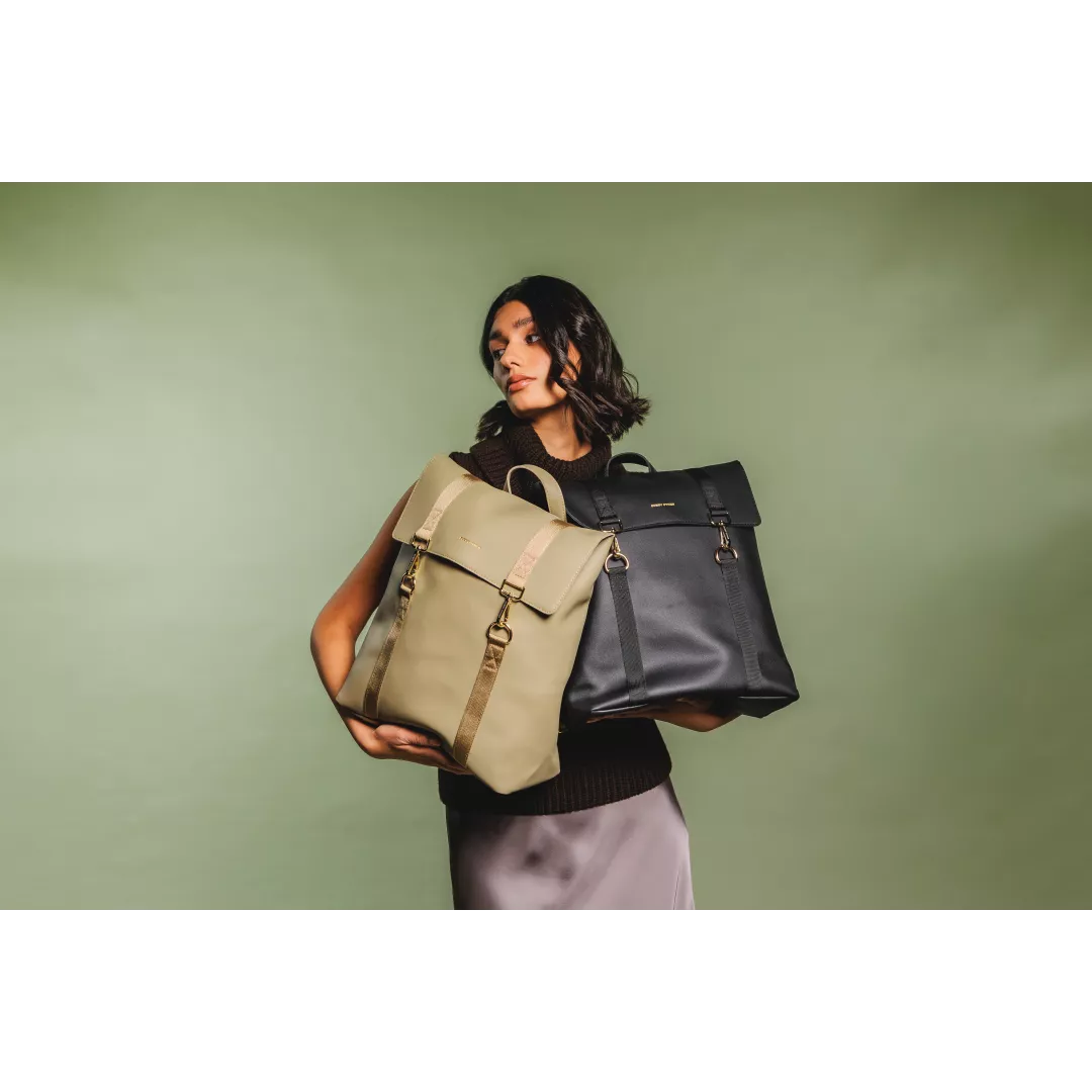 model-(12086-softgreen-side)-(12086-black-front)-1