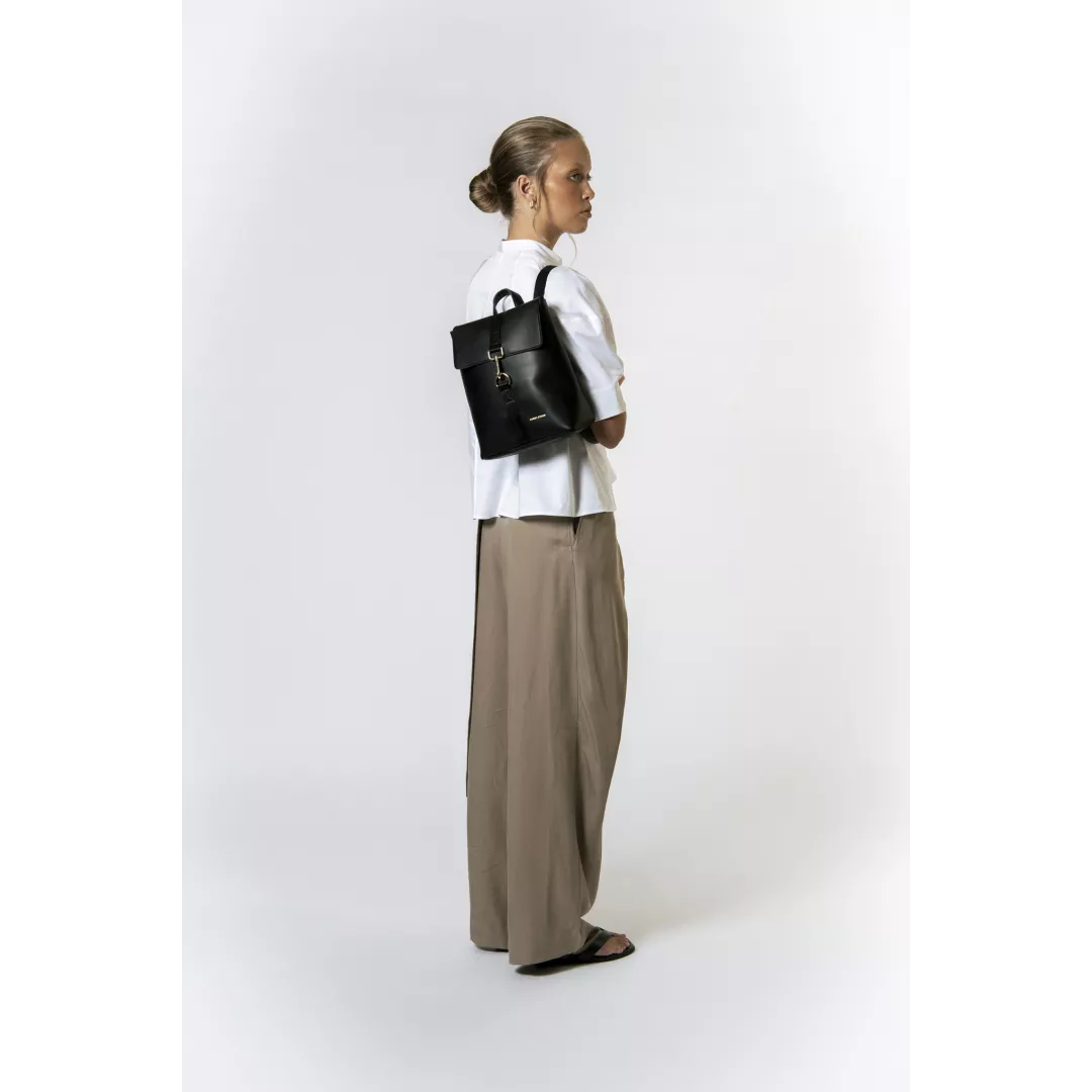model-(12113-black-front)-2