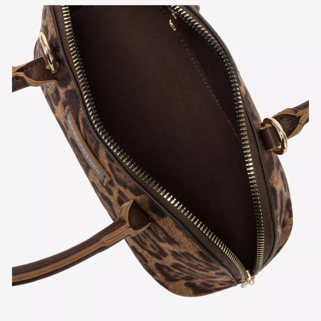 12192-leopard-inside