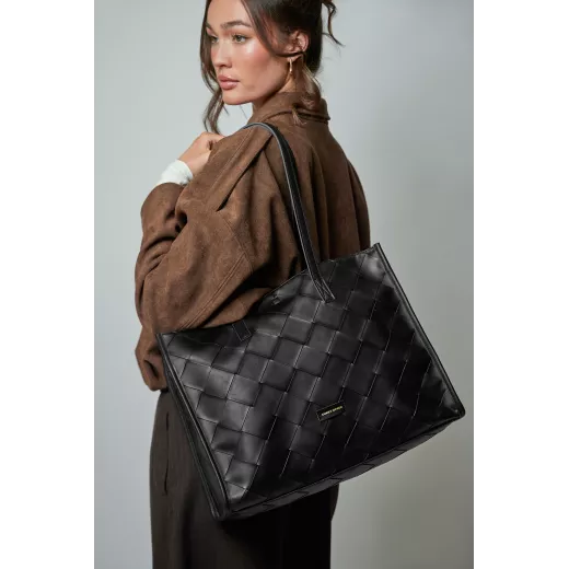 12181-black-front Model