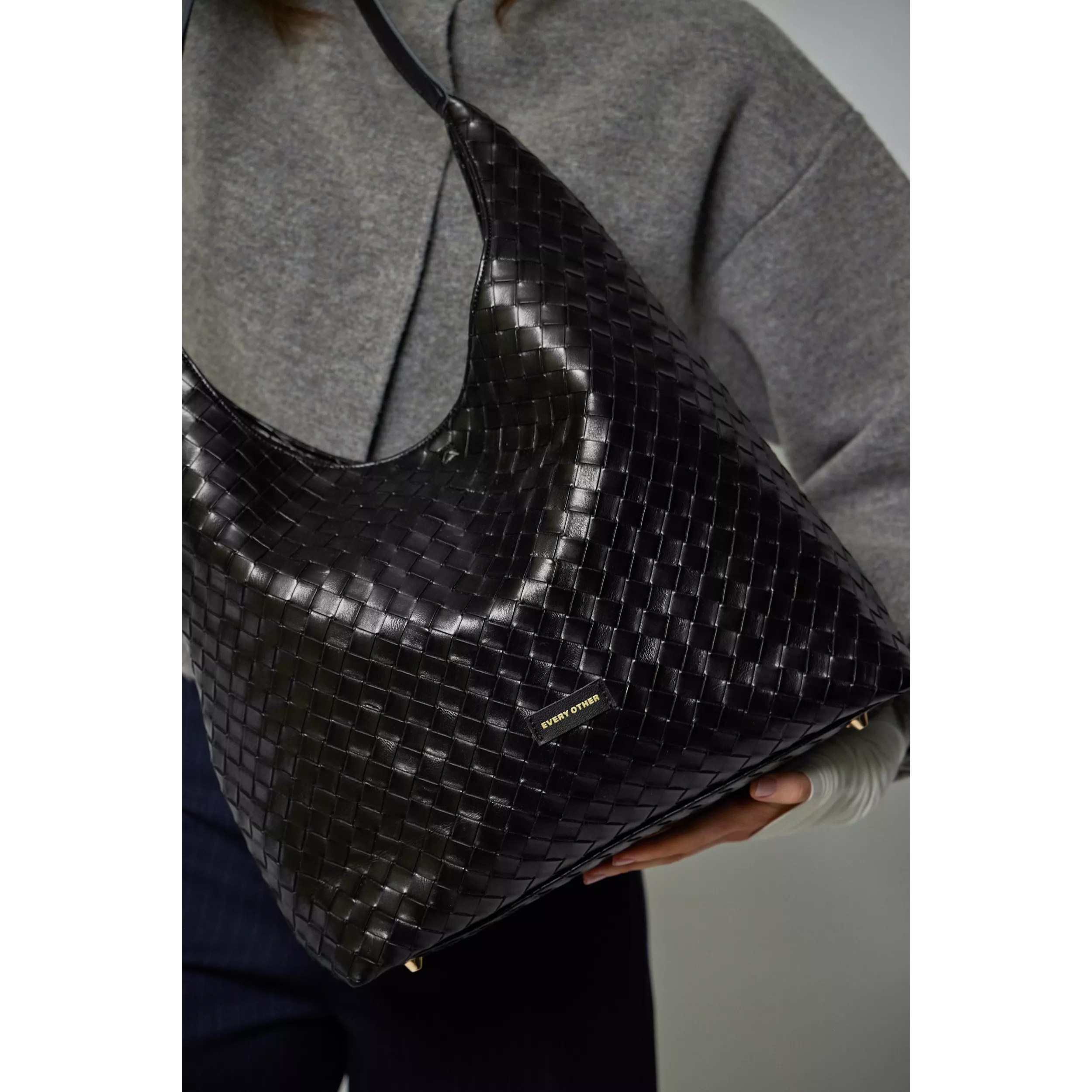model-(12174-black-detail)