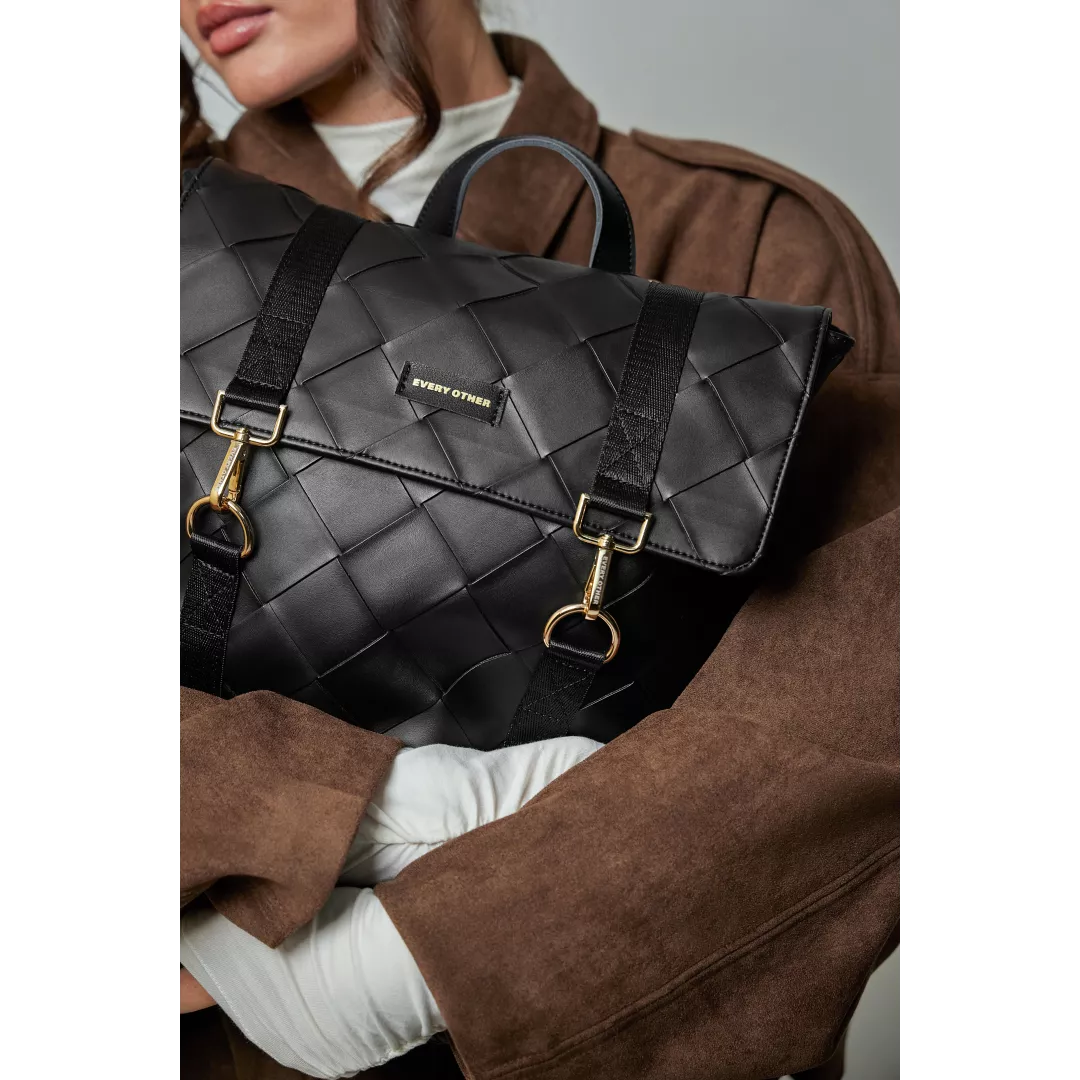 model-(12179-black-detail)