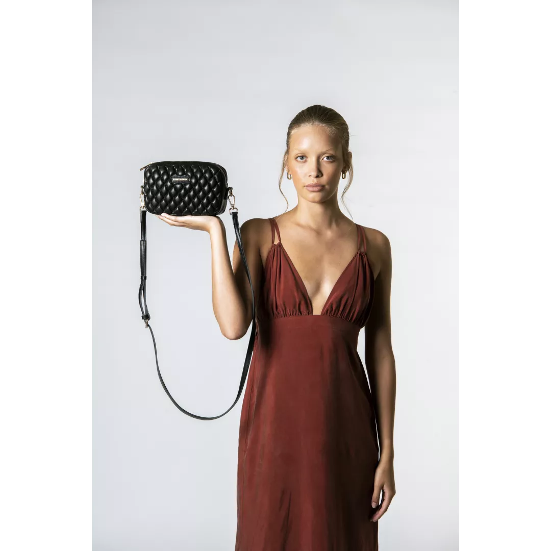 model-(12162-black-front)-1